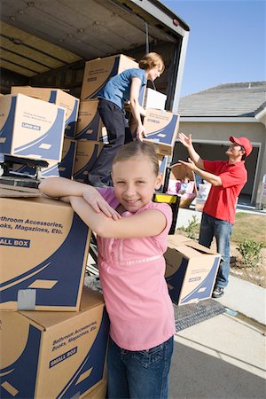 Portrait of girl (7-9) by truck of cardboard boxes Foto de stock - Sin royalties Premium, Código: 693-03707223