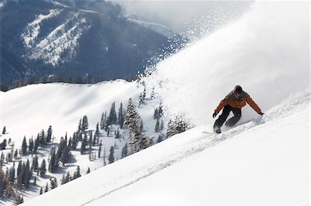 simsearch:693-03707249,k - Teenage boy (16-19) snowboarding down mountain. Foto de stock - Sin royalties Premium, Código: 693-03707253
