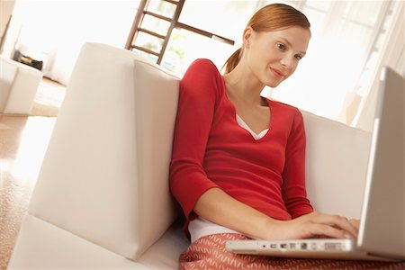 simsearch:693-03313666,k - Junge Frau mit Laptop im Wohnzimmer Stockbilder - Premium RF Lizenzfrei, Bildnummer: 693-03707274