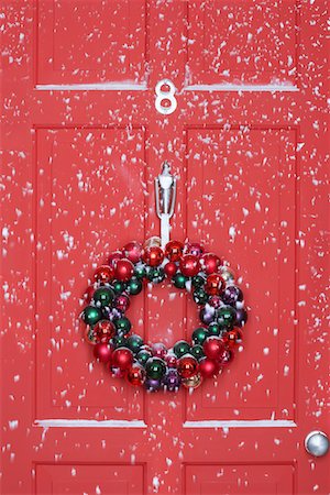 simsearch:693-06018743,k - Christmas wreath hanging on door, with snowfall Fotografie stock - Premium Royalty-Free, Codice: 693-03707591