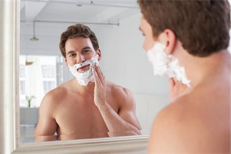 Barechested Man Shaving Foto de stock - Sin royalties Premium, Código: 693-03707647