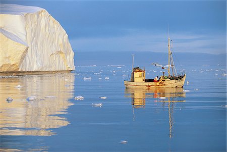 pesca en el hielo - Fishing Boat on Ocean by Iceberg Foto de stock - Sin royalties Premium, Código: 693-03707676