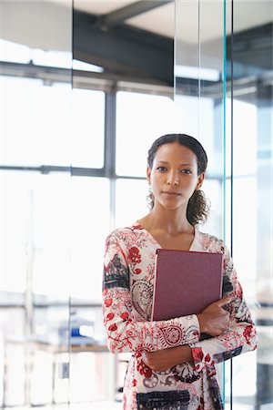 Office Worker Carrying File Folder Foto de stock - Sin royalties Premium, Código: 693-03707837