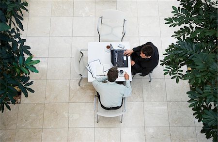 Businessmen using laptop at outdoor table, view from above Foto de stock - Sin royalties Premium, Código: 693-03707853