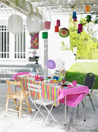 Table and decorated patio after birthday party Foto de stock - Sin royalties Premium, Código: 693-03707923