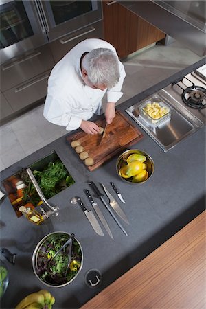 plan de travail (cuisine) - Mid-adult chef travaillant, vue d'ensemble Photographie de stock - Premium Libres de Droits, Code: 693-03782539