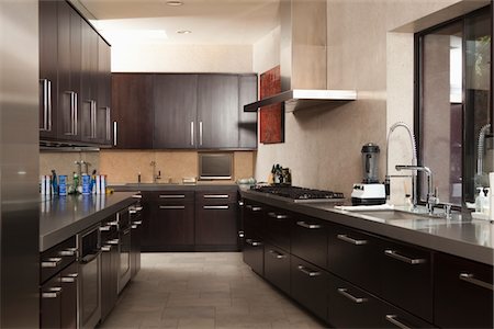 Dark wood galley kitchen Foto de stock - Sin royalties Premium, Código: 693-03782544