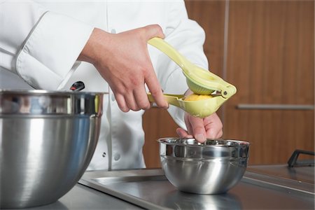 presse-agrumes - Mid-adult chef presser le citron Photographie de stock - Premium Libres de Droits, Code: 693-03782540