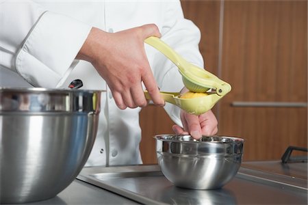 Mid- adult chef squeezing lemon Foto de stock - Sin royalties Premium, Código: 693-03782540