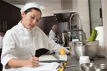 servicio de banquetes - Mature chef writing on clipboard Foto de stock - Sin royalties Premium, Código: 693-03782562