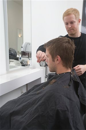 Man sitting in hairdressing robe, haircut Foto de stock - Sin royalties Premium, Código: 693-03782579