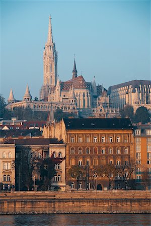 Paysage urbain de la capitale hongroise, Budapest avec l'église Matthias en arrière-plan Photographie de stock - Premium Libres de Droits, Code: 693-03782640
