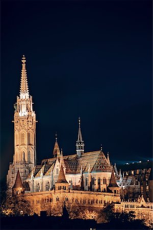 Paysage urbain de nuit de l'église Matthias de Budapest, capitale de la Hongrie Photographie de stock - Premium Libres de Droits, Code: 693-03782642
