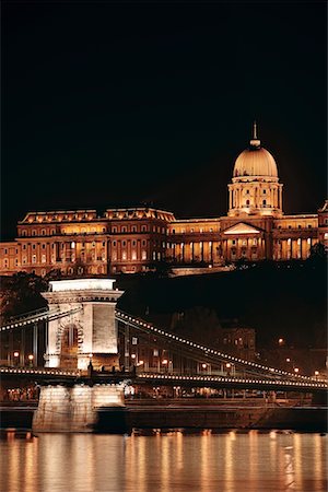 simsearch:879-09191246,k - Night cityscape of the St Stephen's Basilica in Budapest,capital of Hungary Foto de stock - Sin royalties Premium, Código: 693-03782643