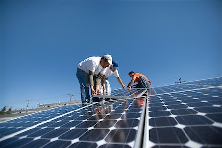 solaire - Un groupe d'hommes qui travaillaient sur le solaire panneaux Photographie de stock - Premium Libres de Droits, Code: 693-03782685
