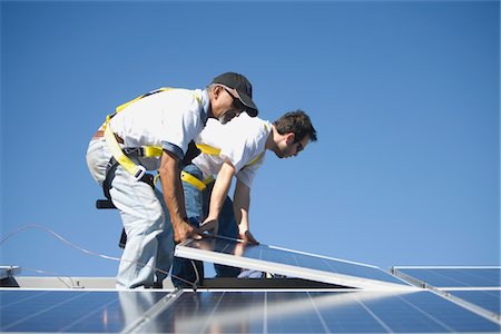 solarenergie - Deux hommes, un panneau solaire de levage Photographie de stock - Premium Libres de Droits, Code: 693-03782687