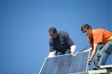 photovoltaique - Deux hommes, un grand panneau solaire de levage Photographie de stock - Premium Libres de Droits, Code: 693-03782681