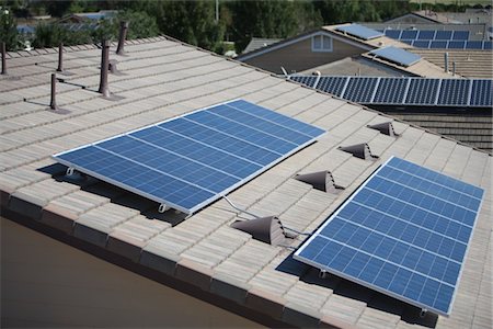 panneau solaire - En tête avec certains panneaux solaire sur toit Photographie de stock - Premium Libres de Droits, Code: 693-03782704
