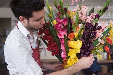fioraio (uomo) - Florist works on flower arrangement Fotografie stock - Premium Royalty-Free, Codice: 693-03782748