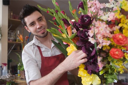 fioraio (uomo) - Florist works on flower arrangement Fotografie stock - Premium Royalty-Free, Codice: 693-03782749