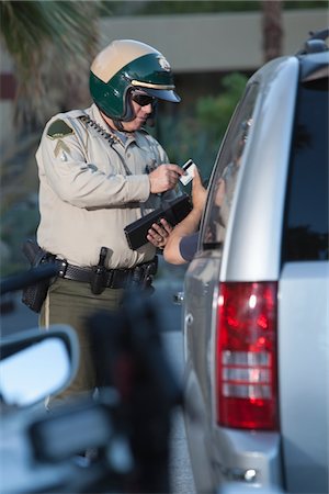 Patrol officer stands at window of luxury car Foto de stock - Sin royalties Premium, Código: 693-03782759