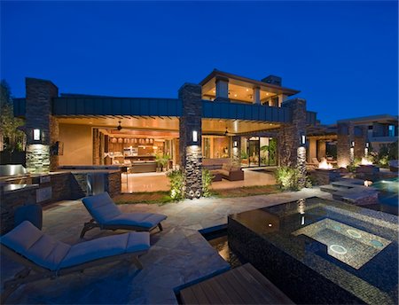 Extérieur maison éclairée la nuit, avec des meubles de patio Photographie de stock - Premium Libres de Droits, Code: 693-03782970