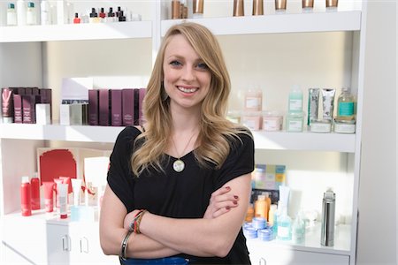 Young woman standing in the hairdressers Foto de stock - Sin royalties Premium, Código: 693-03782990