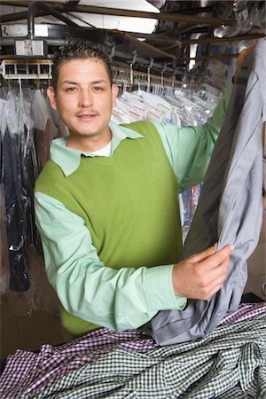 Man working in the laundrette Foto de stock - Sin royalties Premium, Código: 693-03783021