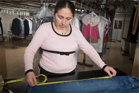 simsearch:693-03783038,k - Mature woman measuring in the laundrette Stock Photo - Premium Royalty-Free, Code: 693-03783083