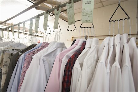 Clothes hanging in the laundrette Foto de stock - Sin royalties Premium, Código: 693-03783101