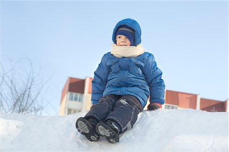 deslizarse - Young boy sitting in the snow Foto de stock - Sin royalties Premium, Código: 693-03783111