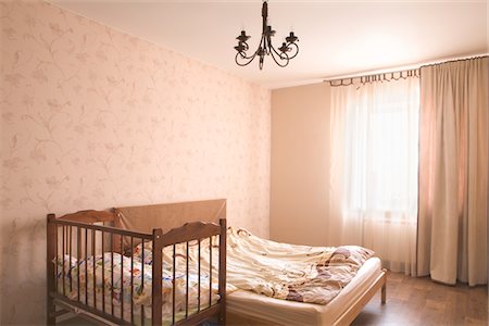 pauvre - Intérieur de maison montrant une chambre à coucher Photographie de stock - Premium Libres de Droits, Code: 693-03783134