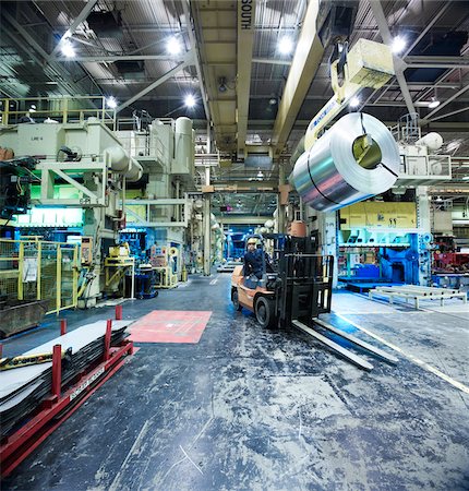 equipamiento pesado - Forklift Operator in Automotive Factory Foto de stock - Con derechos protegidos, Código: 700-04003326
