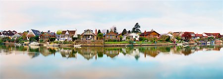 panoramique - Chalets et bateaux le long de la rivière Thames, Hampton Court, Londres, Angleterre, Royaume-Uni Photographie de stock - Rights-Managed, Code: 700-04424986