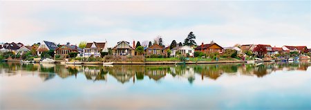 panorama - Chalets et bateaux le long de la rivière Thames, Hampton Court, Londres, Angleterre, Royaume-Uni Photographie de stock - Rights-Managed, Code: 700-04424986