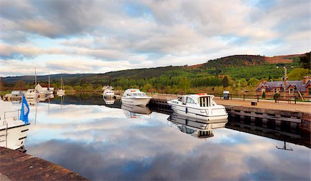 Boats Moored on Caledonian Canal, Fort Augustus, Highland Region, Scotland, United Kingdom Foto de stock - Direito Controlado, Número: 700-04424993