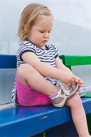 Little Girl Putting on Shoe Foto de stock - Con derechos protegidos, Código: 700-04926435