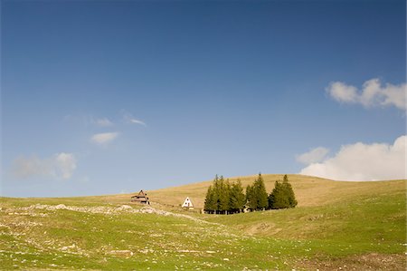 Maisons et arbres entre Castelluccio di Norcia et Norcia, Province de Pérouse, Ombrie, Italie Photographie de stock - Rights-Managed, Code: 700-04929218