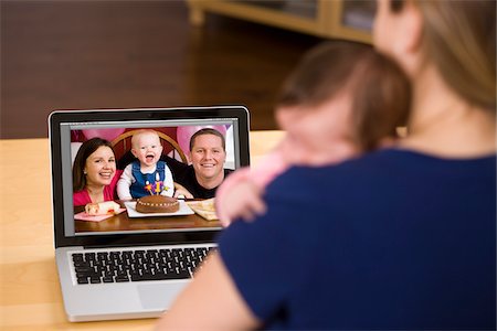 Femme au bébé d'avoir vidéo Chat avec des amis Photographie de stock - Rights-Managed, Code: 700-04929235