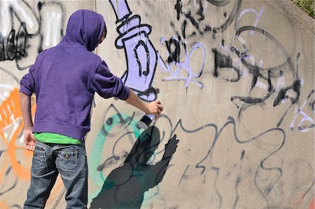 Boy Spray Painting Graffiti Foto de stock - Con derechos protegidos, Código: 700-04929261