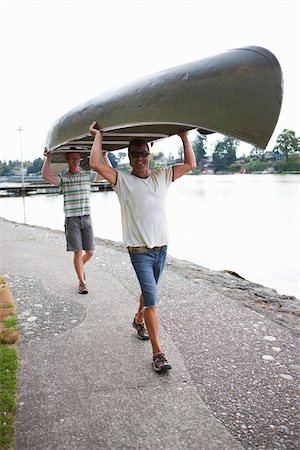 Deux hommes transportant Canoe Photographie de stock - Rights-Managed, Code: 700-04931673