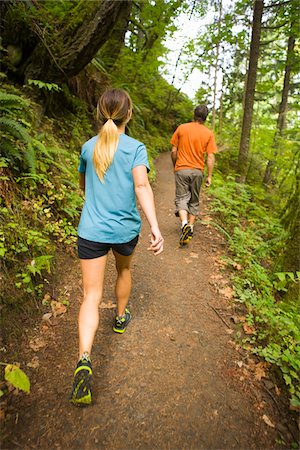 rear - Couple Hiking in Columbia River Gorge, near Portland, Oregon, USA Foto de stock - Con derechos protegidos, Código: 700-04931685