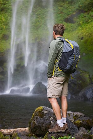 routarde - Homme debout près de cascade, la Gorge du Columbia, près de Portland, Oregon, Etats-Unis Photographie de stock - Rights-Managed, Code: 700-04931682