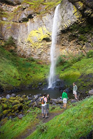 Quatre amis près de cascade, la Gorge du Columbia, près de Portland, Oregon, Etats-Unis Photographie de stock - Rights-Managed, Code: 700-04931699