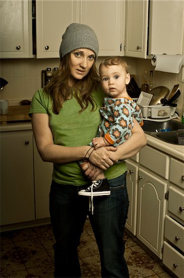 Mother Holding Son in Messy Kitchen Photographie de stock - Premium Droits Gérés, Artiste: Shelley Smith, Le code de l’image : 700-04981807