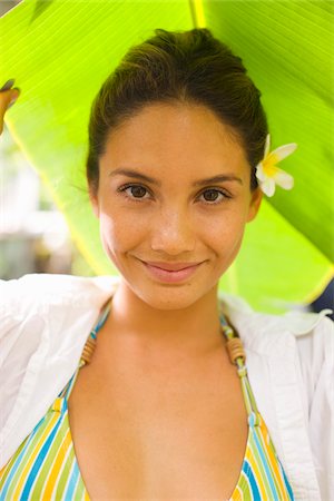 Close-Up Portrait of Woman Under Shade of Leaf Foto de stock - Con derechos protegidos, Código: 700-05389257