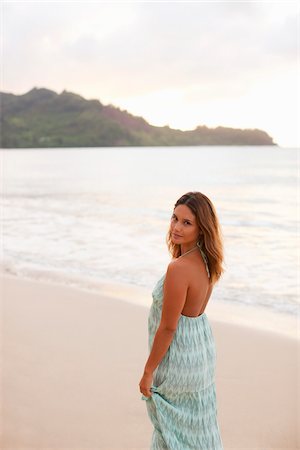 southeast asian dresses - Portrait de femme sur la plage Photographie de stock - Rights-Managed, Code: 700-05389274