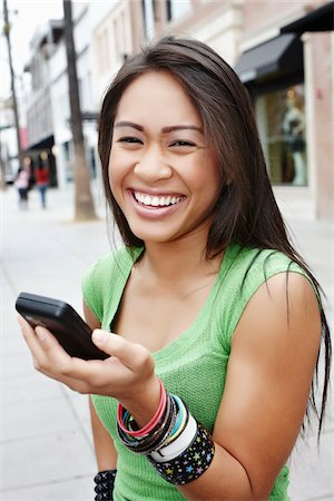 Smiling Woman with Cell Phone Foto de stock - Con derechos protegidos, Código: 700-05451005