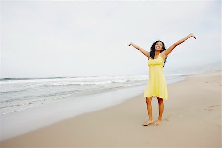 simsearch:700-03762708,k - Woman on Beach with Open Arms Fotografie stock - Rights-Managed, Codice: 700-05451039