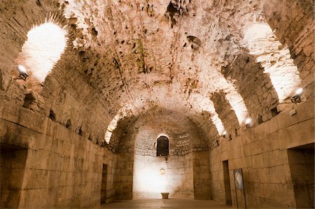 porão - Basement Halls, Diocletian's Palace, Split, Dalmatia, Croatia Foto de stock - Direito Controlado, Número: 700-05451890